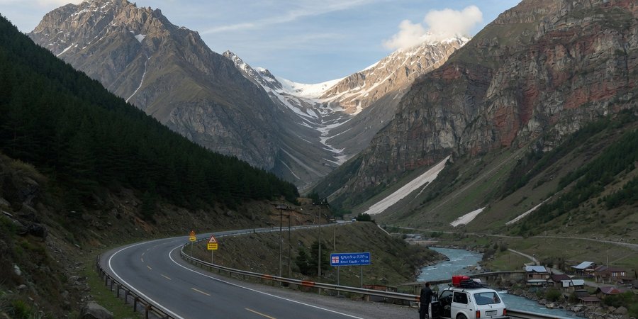 Straße durch das Kaukasusgebirge in Georgien