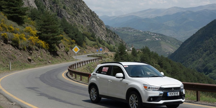Mitsubishi ASX-Mietwagen auf einer Bergstraße in Georgien