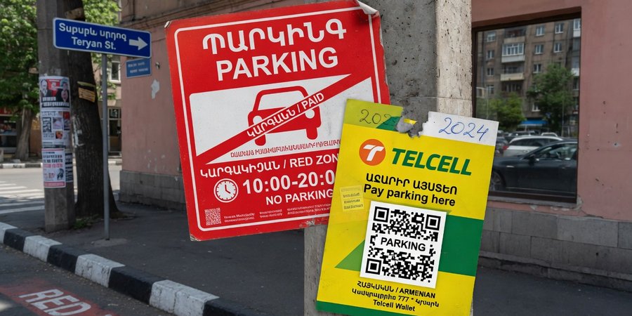 Rote Parkmarkierung und Telcell-Aufkleber an einer Straße im Zentrum von Eriwan