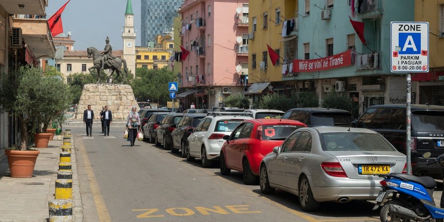Parkende Autos in einer Zone-A-Straße nahe dem Skanderbeg-Platz im Zentrum von Tirana