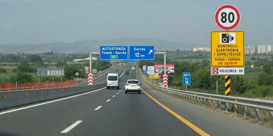 AK1-Autobahn zwischen Tirana und Durrës mit Tempolimit- und Kameraschildern