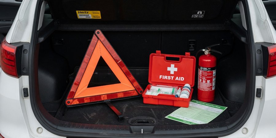 Offener Kofferraum mit Warndreieck, Verbandkasten und Feuerlöscher