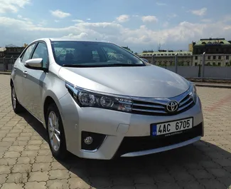 Frontansicht eines Mietwagens Toyota Corolla Sedan in Prag, Tschechische Republik ✓ Auto Nr.50. ✓ Automatisch TM ✓ 0 Bewertungen.