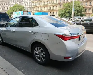 Mietwagen Toyota Corolla Sedan 2018 in der Tschechischen Republik, mit Benzin-Kraftstoff und 122 PS ➤ Ab 57 EUR pro Tag.