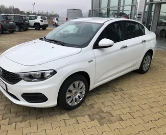 Frontansicht eines Mietwagens Fiat Tipo in Prag, Tschechische Republik ✓ Auto Nr.386. ✓ Schaltgetriebe TM ✓ 4 Bewertungen.