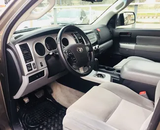 Innenraum von Toyota Sequoia Ii zur Miete in Georgien. Ein großartiges 5-Sitzer Fahrzeug mit Automatisch Getriebe.