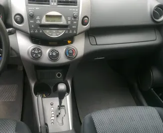 Innenraum von Toyota Rav4 zur Miete in Bulgarien. Ein großartiges 5-Sitzer Fahrzeug mit Automatisch Getriebe.
