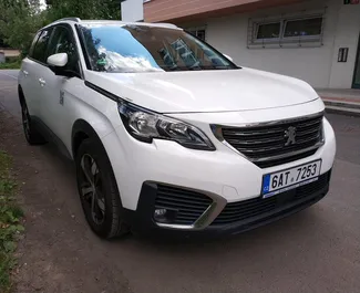 Vermietung Peugeot 5008. Komfort, Premium, Crossover, Minivan Fahrzeug zur Miete in der Tschechischen Republik ✓ Kaution Einzahlung von 600 EUR ✓ Versicherungsoptionen KFZ-HV, TKV, VKV Komplett, Ausland.