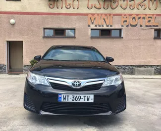 Frontansicht eines Mietwagens Toyota Camry in Tiflis, Georgien ✓ Auto Nr.259. ✓ Automatisch TM ✓ 0 Bewertungen.
