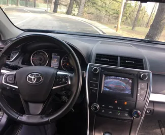 Innenraum von Toyota Camry zur Miete in Georgien. Ein großartiges 5-Sitzer Fahrzeug mit Automatisch Getriebe.
