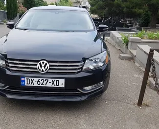 Frontansicht eines Mietwagens Volkswagen Passat in Tiflis, Georgien ✓ Auto Nr.264. ✓ Automatisch TM ✓ 0 Bewertungen.