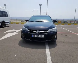 Frontansicht eines Mietwagens Toyota Camry in Tiflis, Georgien ✓ Auto Nr.257. ✓ Automatisch TM ✓ 0 Bewertungen.