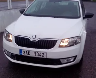 Frontansicht eines Mietwagens Skoda Octavia in Prag, Tschechische Republik ✓ Auto Nr.428. ✓ Schaltgetriebe TM ✓ 0 Bewertungen.