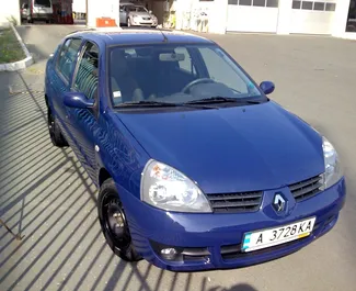 Frontansicht eines Mietwagens Renault Symbol in Burgas, Bulgarien ✓ Auto Nr.398. ✓ Schaltgetriebe TM ✓ 1 Bewertungen.