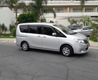 Frontansicht eines Mietwagens Nissan Serena in Limassol, Zypern ✓ Auto Nr.309. ✓ Automatisch TM ✓ 2 Bewertungen.