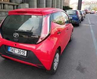 Mietwagen Toyota Aygo 2021 in der Tschechischen Republik, mit Benzin-Kraftstoff und 69 PS ➤ Ab 30 EUR pro Tag.