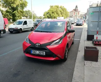 Frontansicht eines Mietwagens Toyota Aygo in Prag, Tschechische Republik ✓ Auto Nr.45. ✓ Schaltgetriebe TM ✓ 1 Bewertungen.