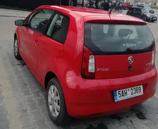 Frontansicht eines Mietwagens Skoda Citigo in Prag, Tschechische Republik ✓ Auto Nr.422. ✓ Schaltgetriebe TM ✓ 0 Bewertungen.