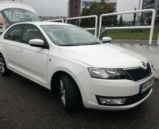 Frontansicht eines Mietwagens Skoda Rapid in Prag, Tschechische Republik ✓ Auto Nr.427. ✓ Automatisch TM ✓ 1 Bewertungen.