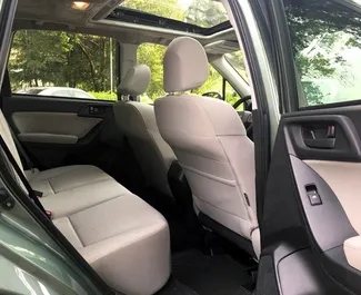 Innenraum von Subaru Forester zur Miete in Georgien. Ein großartiges 5-Sitzer Fahrzeug mit Automatisch Getriebe.