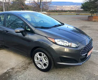 Frontansicht eines Mietwagens Ford Fiesta in Tiflis, Georgien ✓ Auto Nr.657. ✓ Automatisch TM ✓ 0 Bewertungen.