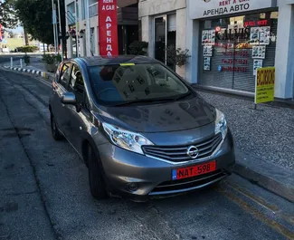 Frontansicht eines Mietwagens Nissan Note in Limassol, Zypern ✓ Auto Nr.838. ✓ Automatisch TM ✓ 11 Bewertungen.