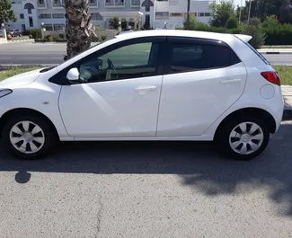 Frontansicht eines Mietwagens Mazda Demio in Larnaca, Zypern ✓ Auto Nr.772. ✓ Automatisch TM ✓ 0 Bewertungen.