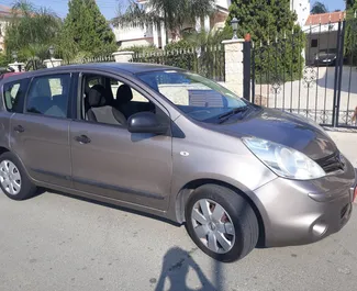 Frontansicht eines Mietwagens Nissan Note in Larnaca, Zypern ✓ Auto Nr.827. ✓ Automatisch TM ✓ 0 Bewertungen.
