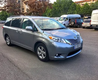 Frontansicht eines Mietwagens Toyota Sienna in Tiflis, Georgien ✓ Auto Nr.668. ✓ Automatisch TM ✓ 7 Bewertungen.