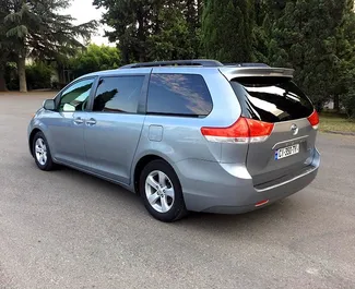 Vermietung Toyota Sienna. Komfort, Minivan Fahrzeug zur Miete in Georgien ✓ Kaution Einzahlung von 1400 GEL ✓ Versicherungsoptionen KFZ-HV, TKV, VKV Plus, VKV Komplett, Insassen, Diebstahlschutz.