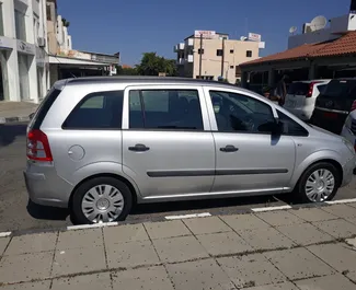 Frontansicht eines Mietwagens Opel Zafira in Larnaca, Zypern ✓ Auto Nr.787. ✓ Schaltgetriebe TM ✓ 0 Bewertungen.