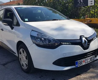 Frontansicht eines Mietwagens Renault Clio 4 in Bar, Montenegro ✓ Auto Nr.531. ✓ Schaltgetriebe TM ✓ 13 Bewertungen.