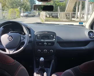 Innenraum von Renault Clio 4 zur Miete in Montenegro. Ein großartiges 5-Sitzer Fahrzeug mit Schaltgetriebe Getriebe.