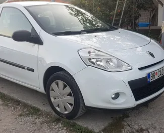 Frontansicht eines Mietwagens Renault Clio 3 in Bar, Montenegro ✓ Auto Nr.536. ✓ Schaltgetriebe TM ✓ 21 Bewertungen.