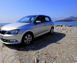 Frontansicht eines Mietwagens Skoda Fabia in Budva, Montenegro ✓ Auto Nr.1061. ✓ Automatisch TM ✓ 3 Bewertungen.