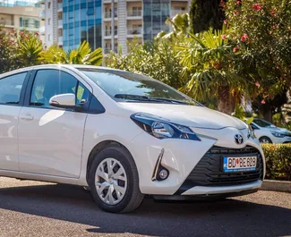 Frontansicht eines Mietwagens Toyota Yaris in Budva, Montenegro ✓ Auto Nr.486. ✓ Automatisch TM ✓ 46 Bewertungen.