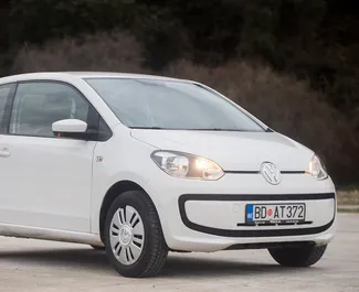 Frontansicht eines Mietwagens Volkswagen Up! in Budva, Montenegro ✓ Auto Nr.1048. ✓ Schaltgetriebe TM ✓ 2 Bewertungen.