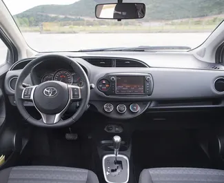 Innenraum von Toyota Yaris zur Miete in Montenegro. Ein großartiges 5-Sitzer Fahrzeug mit Automatisch Getriebe.