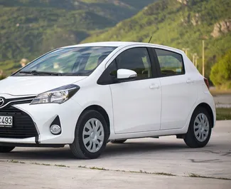 Frontansicht eines Mietwagens Toyota Yaris in Budva, Montenegro ✓ Auto Nr.1051. ✓ Automatisch TM ✓ 11 Bewertungen.