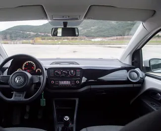 Innenraum von Volkswagen Up! zur Miete in Montenegro. Ein großartiges 4-Sitzer Fahrzeug mit Schaltgetriebe Getriebe.