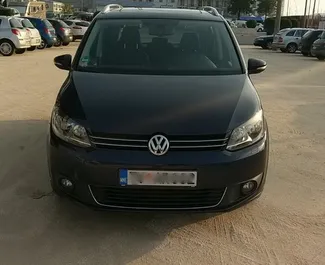 Frontansicht eines Mietwagens Volkswagen Touran in Tivat, Montenegro ✓ Auto Nr.517. ✓ Automatisch TM ✓ 0 Bewertungen.