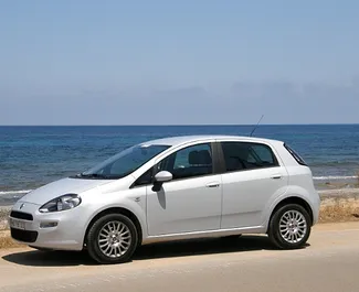 Frontansicht eines Mietwagens Fiat Grande Punto auf Kreta, Griechenland ✓ Auto Nr.1121. ✓ Schaltgetriebe TM ✓ 0 Bewertungen.