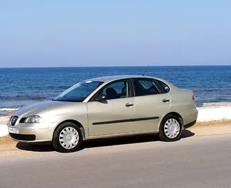 Frontansicht eines Mietwagens Seat Cordoba auf Kreta, Griechenland ✓ Auto Nr.1124. ✓ Schaltgetriebe TM ✓ 0 Bewertungen.