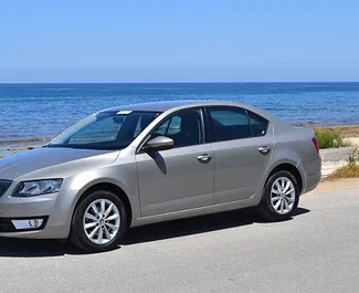 Frontansicht eines Mietwagens Skoda Octavia auf Kreta, Griechenland ✓ Auto Nr.1129. ✓ Schaltgetriebe TM ✓ 0 Bewertungen.