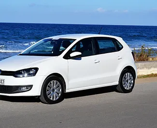 Frontansicht eines Mietwagens Volkswagen Polo auf Kreta, Griechenland ✓ Auto Nr.1120. ✓ Schaltgetriebe TM ✓ 0 Bewertungen.