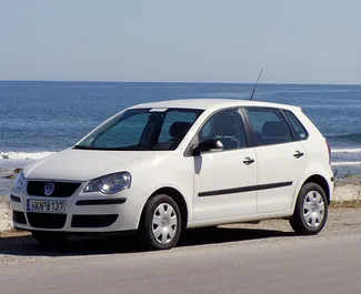 Frontansicht eines Mietwagens Volkswagen Polo auf Kreta, Griechenland ✓ Auto Nr.1117. ✓ Schaltgetriebe TM ✓ 3 Bewertungen.