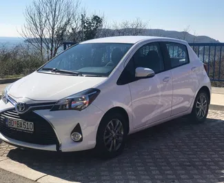 Frontansicht eines Mietwagens Toyota Yaris in Rafailovici, Montenegro ✓ Auto Nr.495. ✓ Automatisch TM ✓ 8 Bewertungen.