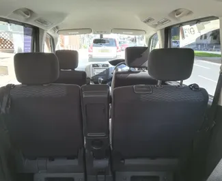 Innenraum von Nissan Serena zur Miete auf Zypern. Ein großartiges 8-Sitzer Fahrzeug mit Automatisch Getriebe.