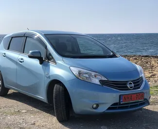 Frontansicht eines Mietwagens Nissan Note in Paphos, Zypern ✓ Auto Nr.1215. ✓ Automatisch TM ✓ 0 Bewertungen.