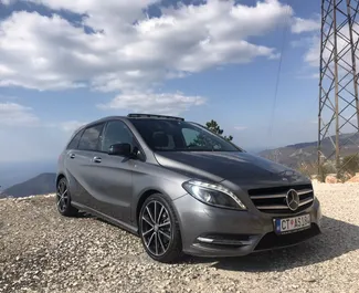 Frontansicht eines Mietwagens Mercedes-Benz B-Class in Rafailovici, Montenegro ✓ Auto Nr.1234. ✓ Automatisch TM ✓ 3 Bewertungen.